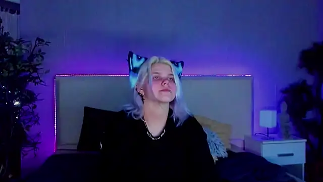 Snapshot of JoannLowe chatting on 21, 1, 2025 JoannLowe online show from 21, 1, 2025