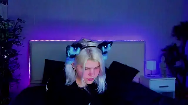 Snapshot of JoannLowe chatting on 22, 1, 2025 JoannLowe online show from 22, 1, 2025