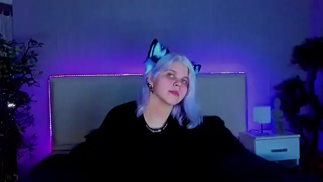 Snapshot of JoannLowe chatting on 28, 1, 2025 JoannLowe online show from 28, 1, 2025