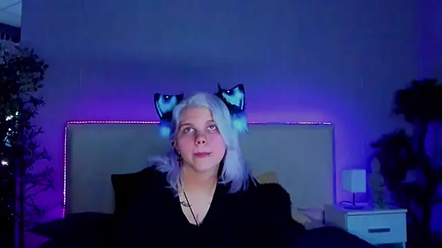 Snapshot of JoannLowe chatting on 31, 1, 2025 JoannLowe online show from 31, 1, 2025