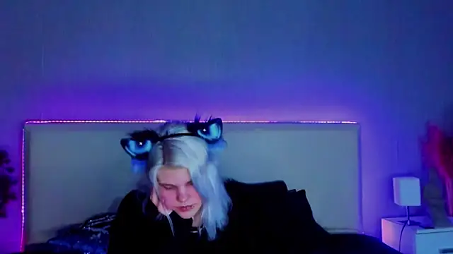 Snapshot of JoannLowe chatting on 14, 2, 2025 JoannLowe online show from 14, 2, 2025