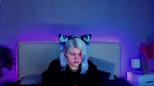 Snapshot of JoannLowe chatting on 15, 2, 2025 JoannLowe online show from 15, 2, 2025