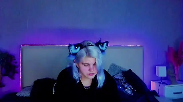 Snapshot of JoannLowe chatting on 15, 2, 2025 JoannLowe online show from 15, 2, 2025