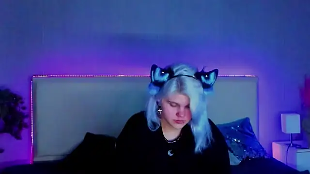 Snapshot of JoannLowe chatting on 18, 2, 2025 JoannLowe online show from 18, 2, 2025