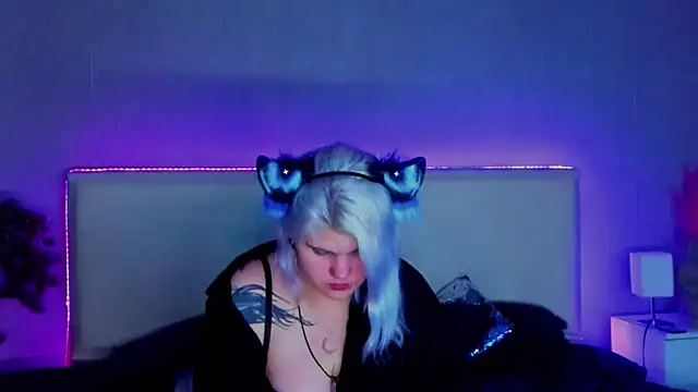 Snapshot of JoannLowe chatting on 19, 2, 2025 JoannLowe online show from 19, 2, 2025