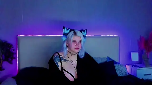 Snapshot of JoannLowe chatting on 23, 2, 2025 JoannLowe online show from 23, 2, 2025