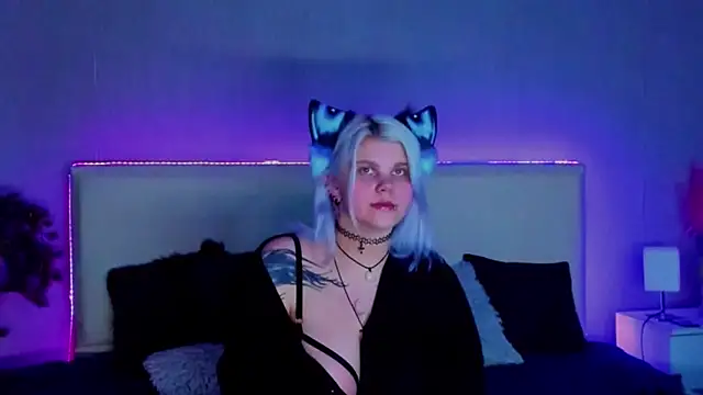 Snapshot of JoannLowe chatting on 23, 2, 2025 JoannLowe online show from 23, 2, 2025