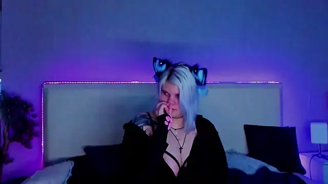 Snapshot of JoannLowe chatting on 24, 2, 2025 JoannLowe online show from 24, 2, 2025