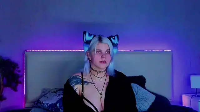 Snapshot of JoannLowe chatting on 24, 2, 2025 JoannLowe online show from 24, 2, 2025