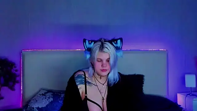 Snapshot of JoannLowe chatting on 24, 2, 2025 JoannLowe online show from 24, 2, 2025