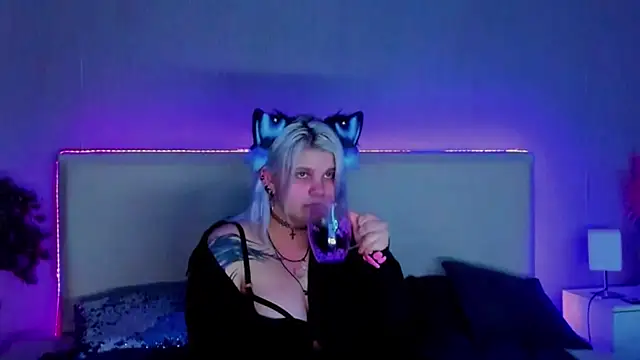 Snapshot of JoannLowe chatting on 25, 2, 2025 JoannLowe online show from 25, 2, 2025