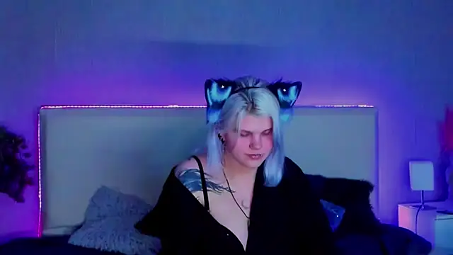 Snapshot of JoannLowe chatting on 25, 2, 2025 JoannLowe online show from 25, 2, 2025