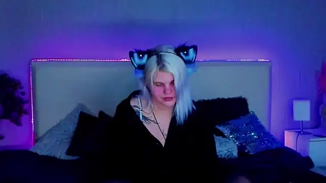 Snapshot of JoannLowe chatting on 26, 2, 2025 JoannLowe online show from 26, 2, 2025