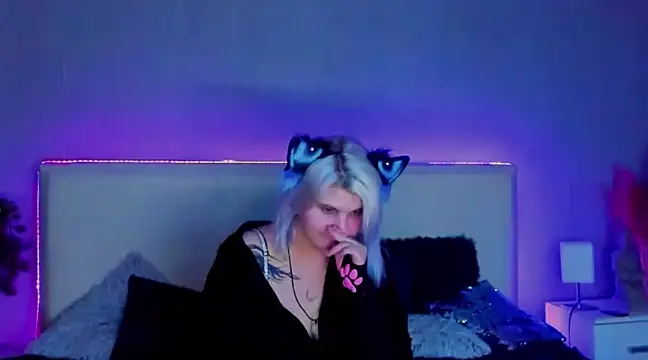 Snapshot of JoannLowe chatting on 27, 2, 2025 JoannLowe online show from 27, 2, 2025