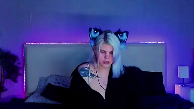 Snapshot of JoannLowe chatting on 27, 2, 2025 JoannLowe online show from 27, 2, 2025