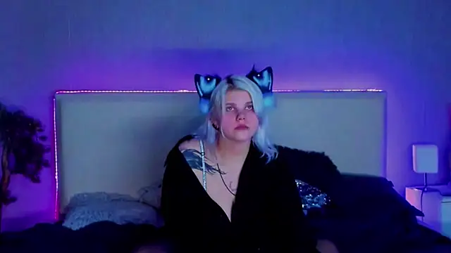 Snapshot of JoannLowe chatting on 28, 2, 2025 JoannLowe online show from 28, 2, 2025