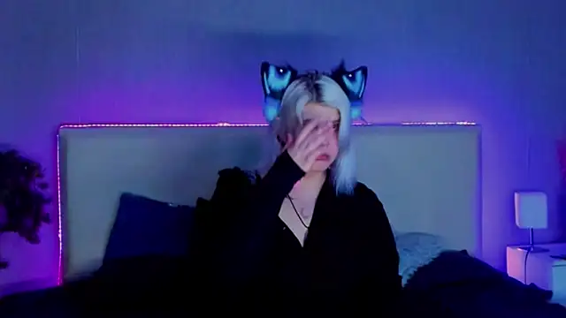 Snapshot of JoannLowe chatting on 2, 3, 2025 JoannLowe online show from 2, 3, 2025