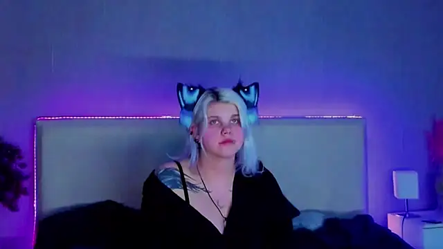 Snapshot of JoannLowe chatting on 2, 3, 2025 JoannLowe online show from 2, 3, 2025