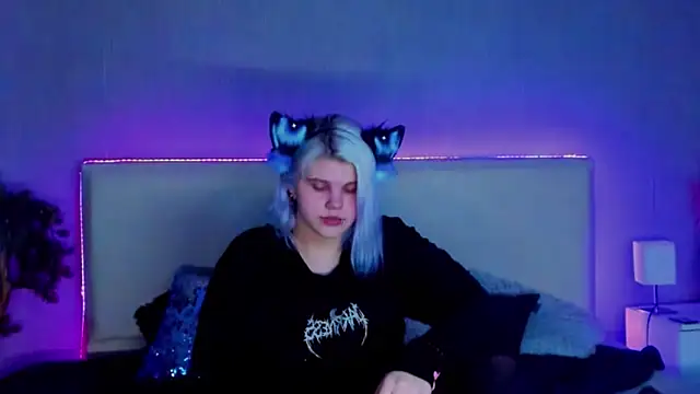 Snapshot of JoannLowe chatting on 5, 3, 2025 JoannLowe online show from 5, 3, 2025