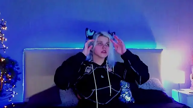 Snapshot of JoannLowe chatting on 5, 3, 2025 JoannLowe online show from 5, 3, 2025