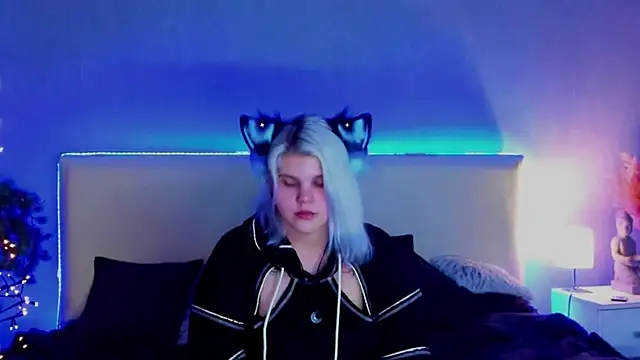 Snapshot of JoannLowe chatting on 5, 3, 2025 JoannLowe online show from 5, 3, 2025