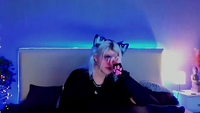 Snapshot of JoannLowe chatting on 6, 3, 2025 JoannLowe online show from 6, 3, 2025