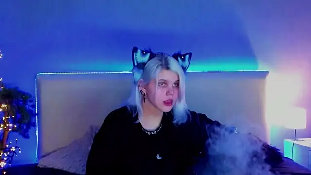 Snapshot of JoannLowe chatting on 6, 3, 2025 JoannLowe online show from 6, 3, 2025