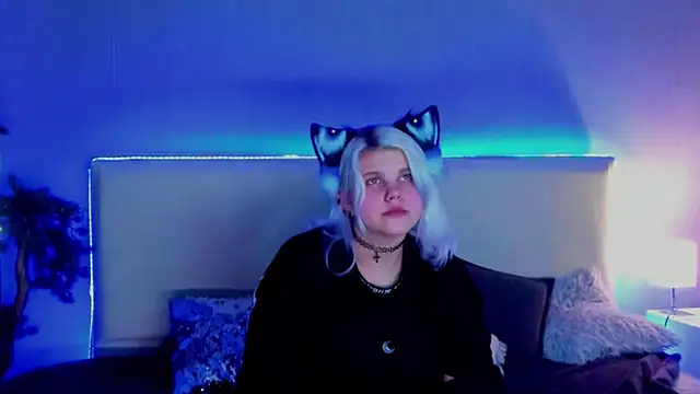 Snapshot of JoannLowe chatting on 7, 3, 2025 JoannLowe online show from 7, 3, 2025