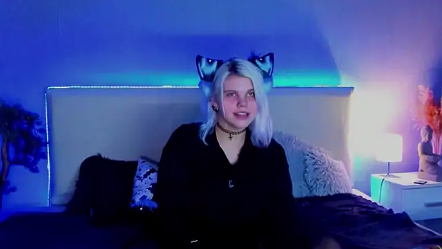 Snapshot of JoannLowe chatting on 8, 3, 2025 JoannLowe online show from 8, 3, 2025