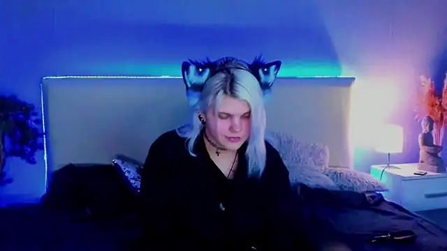 Snapshot of JoannLowe chatting on 9, 3, 2025 JoannLowe online show from 9, 3, 2025