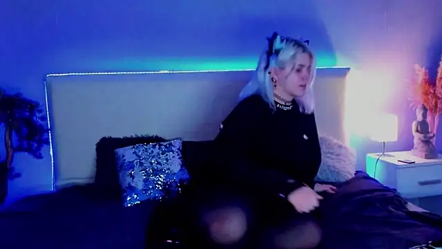 Snapshot of JoannLowe chatting on 10, 3, 2025 JoannLowe online show from 10, 3, 2025