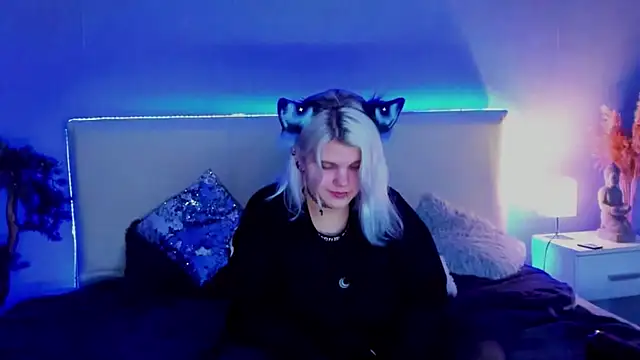 Snapshot of JoannLowe chatting on 10, 3, 2025 JoannLowe online show from 10, 3, 2025