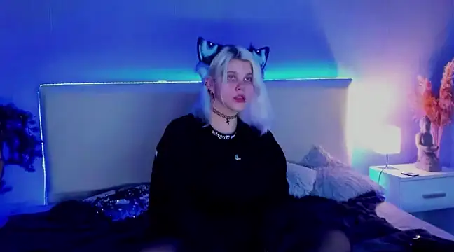 Snapshot of JoannLowe chatting on 11, 3, 2025 JoannLowe online show from 11, 3, 2025