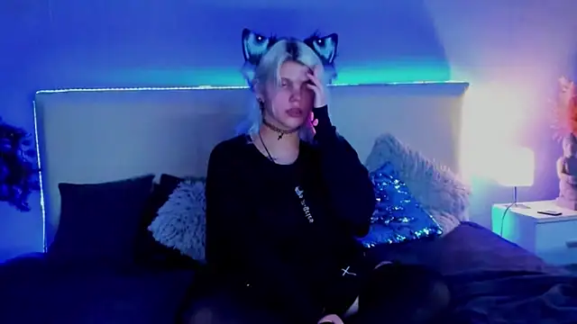 Snapshot of JoannLowe chatting on 12, 3, 2025 JoannLowe online show from 12, 3, 2025