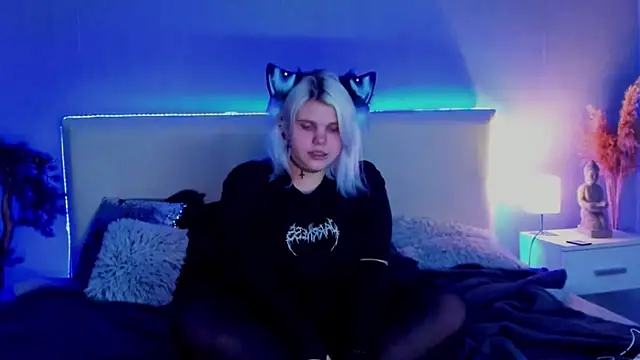 Snapshot of JoannLowe chatting on 15, 3, 2025 JoannLowe online show from 15, 3, 2025