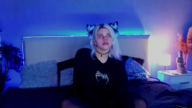 Snapshot of JoannLowe chatting on 17, 3, 2025 JoannLowe online show from 17, 3, 2025