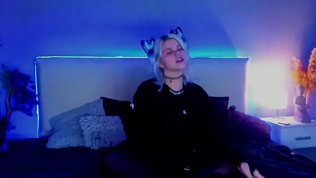 Snapshot of JoannLowe chatting on 22, 3, 2025 JoannLowe online show from 22, 3, 2025