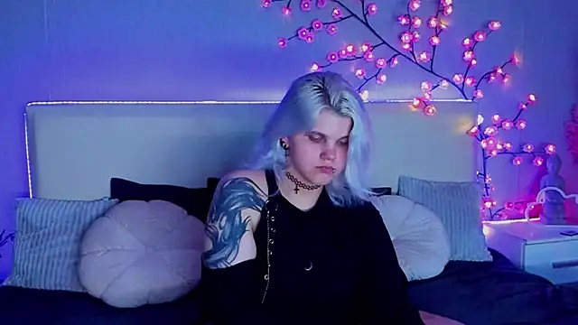 Snapshot of JoannLowe chatting on 9, 9, 2025 JoannLowe online show from 9, 9, 2025