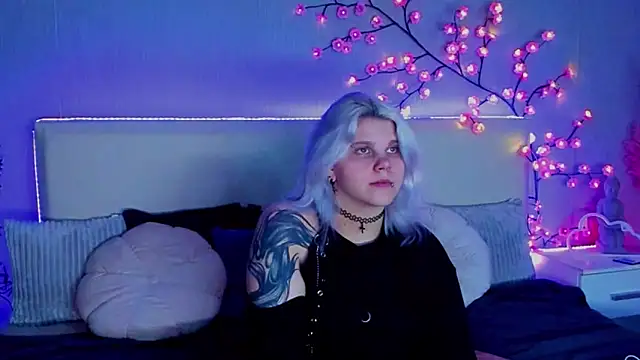 Snapshot of JoannLowe chatting on 16, 9, 2025 JoannLowe online show from 16, 9, 2025