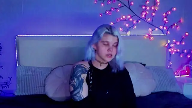 Snapshot of JoannLowe chatting on 21, 9, 2025 JoannLowe online show from 21, 9, 2025