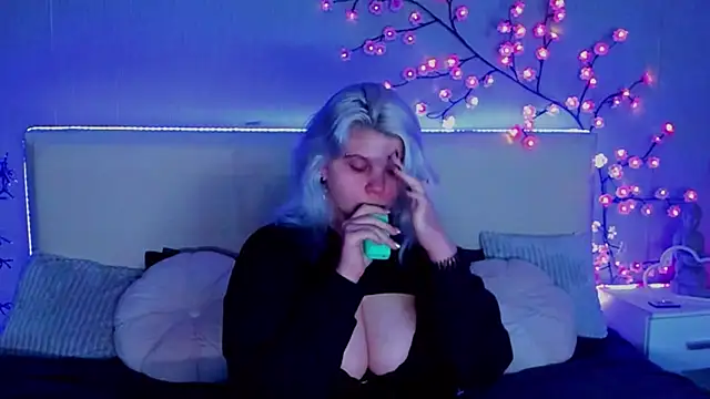 Snapshot of JoannLowe chatting on 2, 11, 2025 JoannLowe online show from 2, 11, 2025