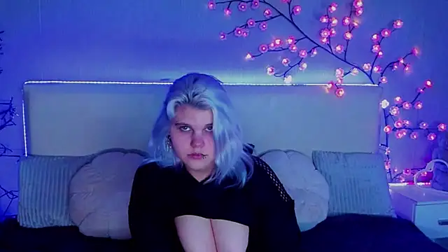 Snapshot of JoannLowe chatting on 9, 11, 2025 JoannLowe online show from 9, 11, 2025