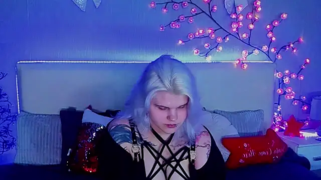 Snapshot of JoannLowe chatting on 14, 12, 2025 JoannLowe online show from 14, 12, 2025