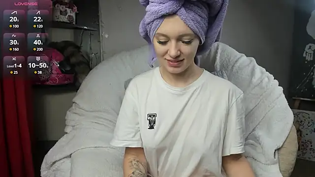 Snapshot of foxy_blond chatting on 25, 2, 2025 foxy blond online show from 25, 2, 2025