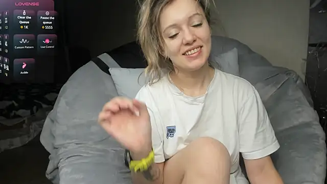 Snapshot of foxy_blond chatting on 5, 3, 2025 foxy blond online show from 5, 3, 2025