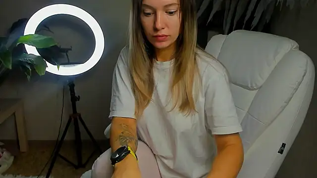 Snapshot of foxy_blond chatting on 22, 10, 2025 foxy blond online show from 22, 10, 2025