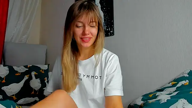 Snapshot of foxy_blond chatting on 3, 11, 2025 foxy blond online show from 3, 11, 2025