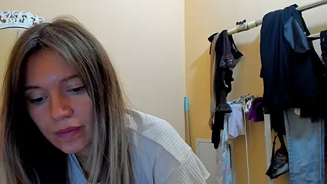 Snapshot of foxy_blond chatting on 4, 11, 2025 foxy blond online show from 4, 11, 2025