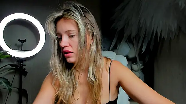 Snapshot of foxy_blond chatting on 1, 12, 2025 foxy blond online show from 1, 12, 2025