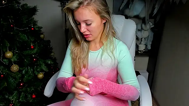 Snapshot of foxy_blond chatting on 4, 12, 2025 foxy blond online show from 4, 12, 2025